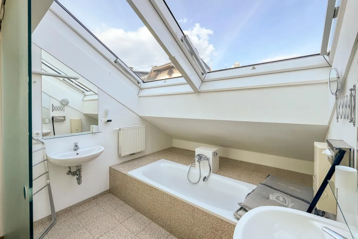 Badezimmer mit Dachfenster