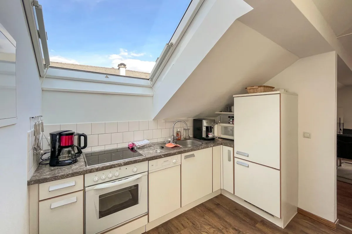 Küche des Penthouses unter dem Dachfenster