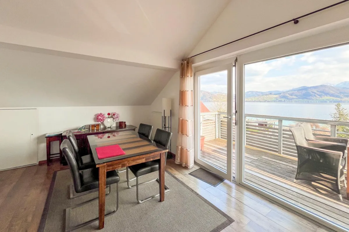 Penthouse – Wohn-/Essbereich mit Seeblick