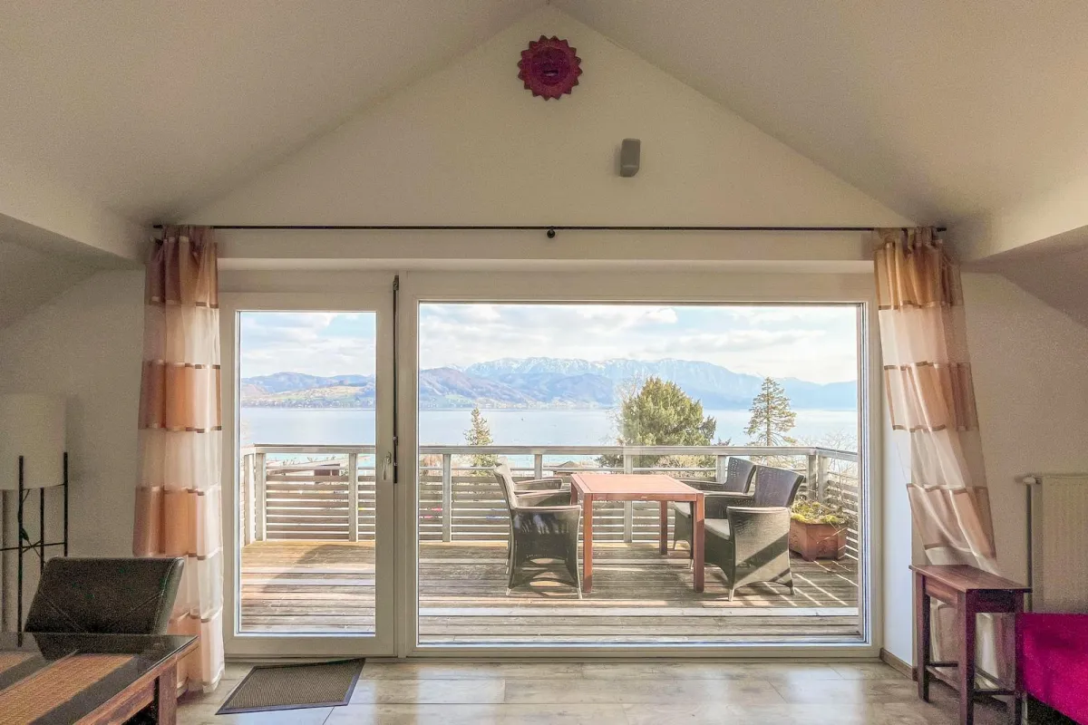Penthouse – Wohnbereich mit Panoramablick auf Terrasse und Attersee