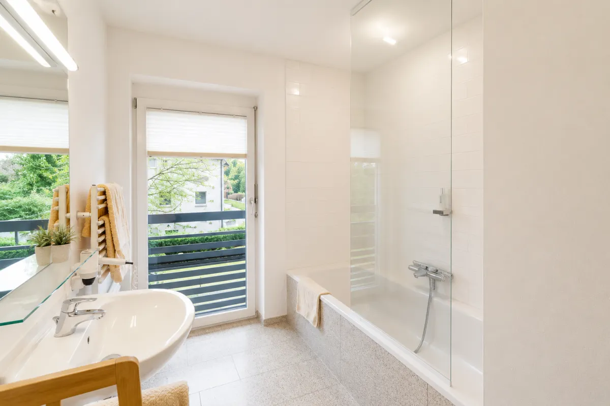 Helles Badezimmer mit Wanne