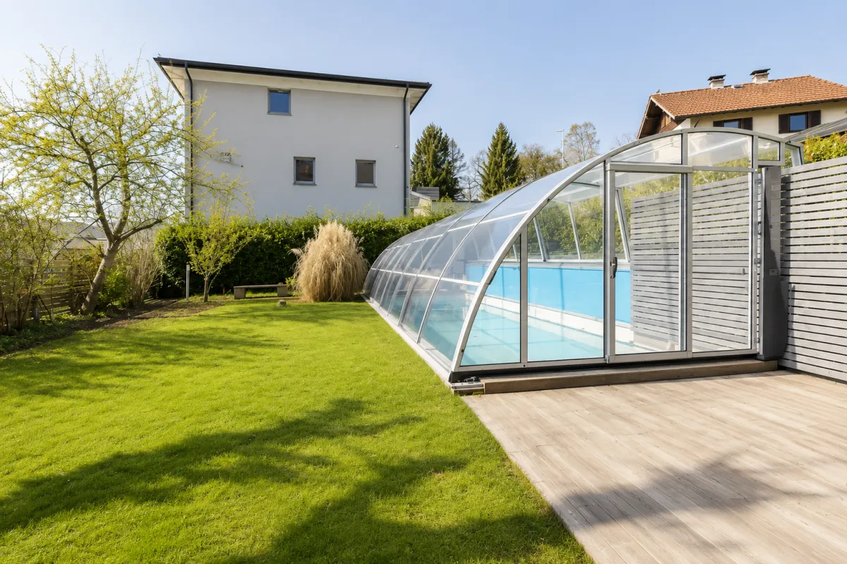 Pool im Garten mit Überdachung