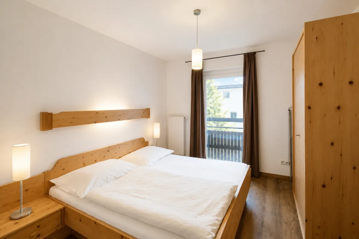 Schlafzimmer mit Doppelbett in Zirbenholz