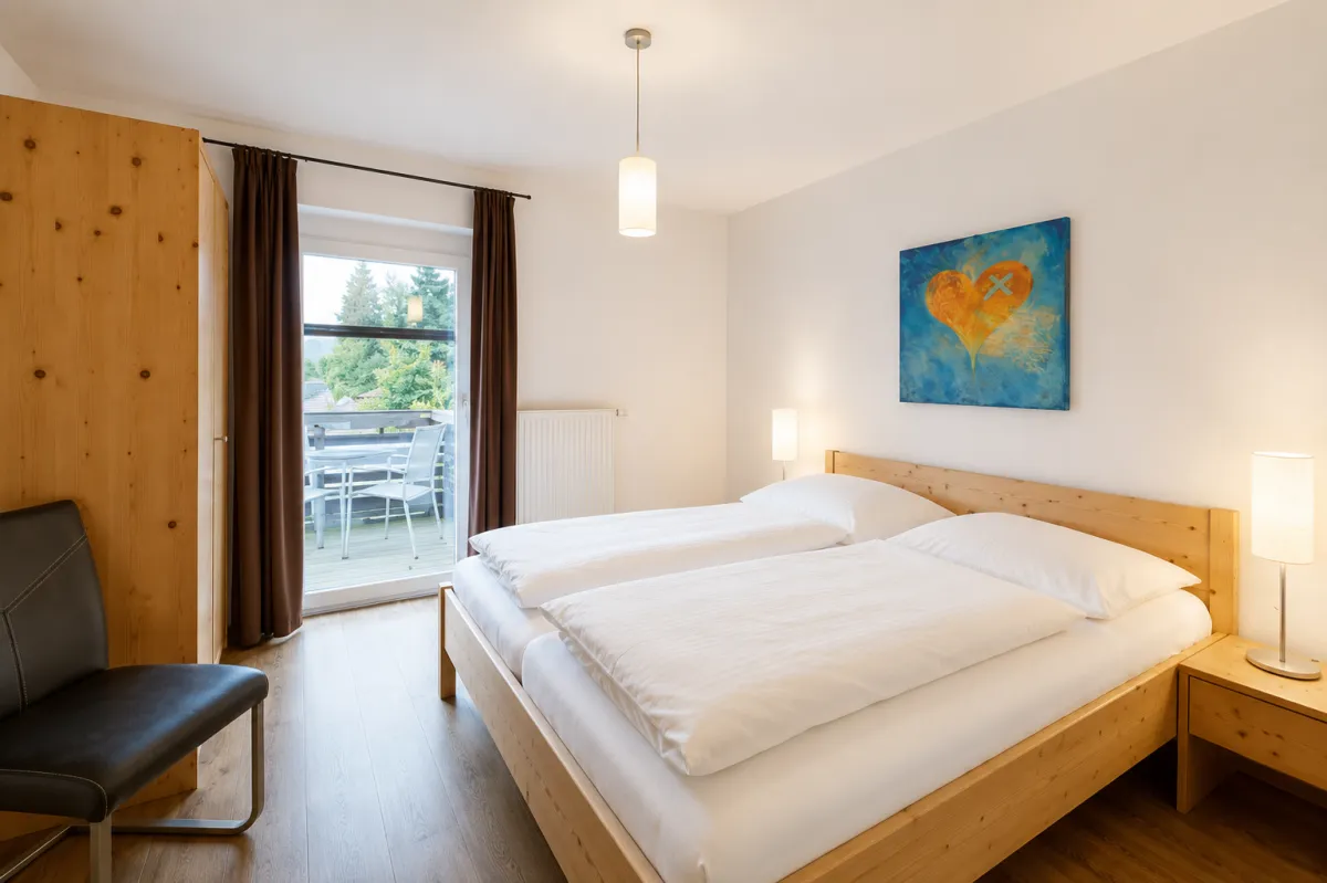 Gemütliches Schlafzimmer in Zirbenholz
